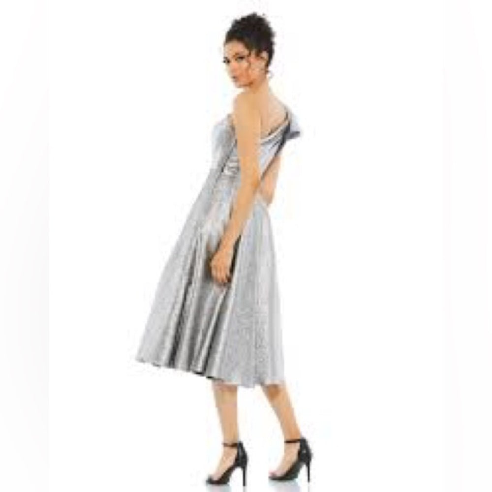 NWT SIZE 4 Mac Duggal Glittering One Shoulder Silver Dress