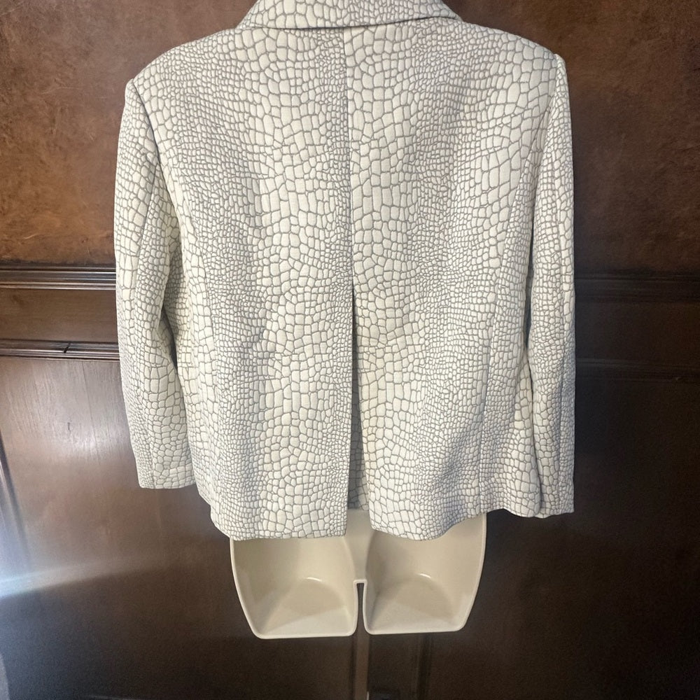 NWOT SIZE M Elegant White Croc-Patterned Women's Cape