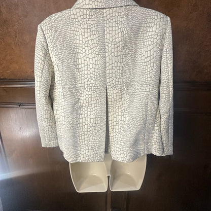 NWOT SIZE M Elegant White Croc-Patterned Women's Cape