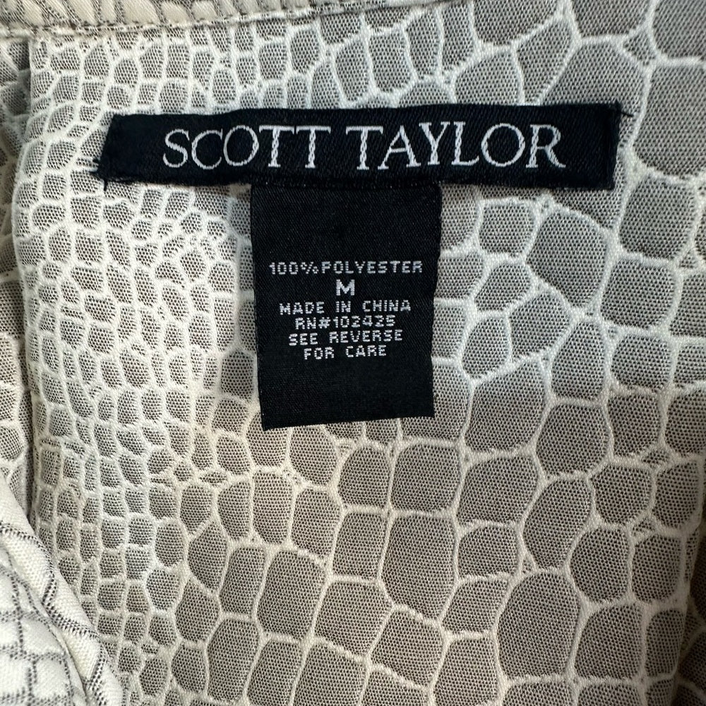 NWOT SIZE M Elegant White Croc-Patterned Women's Cape