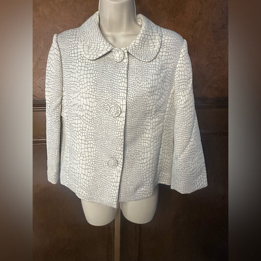 NWOT SIZE M Elegant White Croc-Patterned Women's Cape
