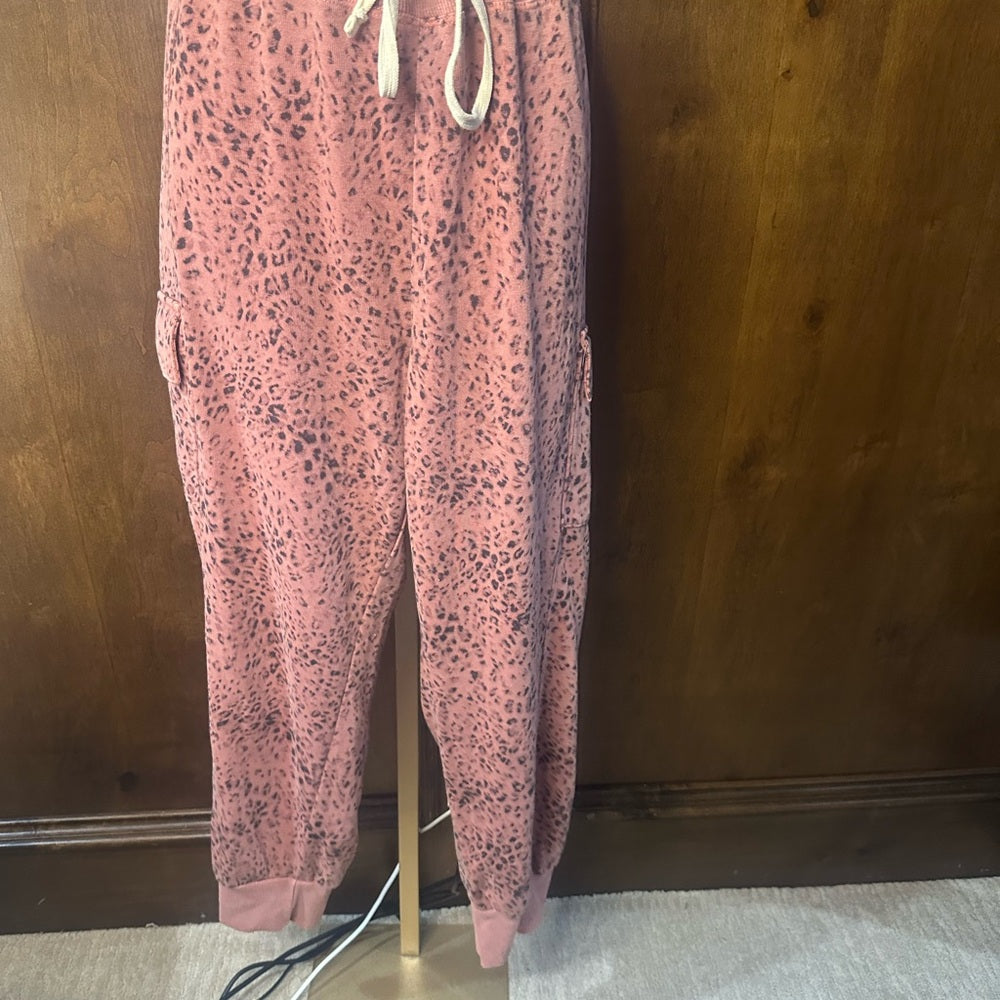NWT SIZE XL Sundry Dusty Pink Animal Print Joggers