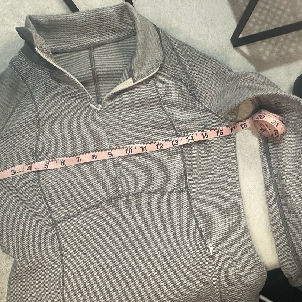 PRE-OWNED SIZE 4-6? Lululemon Athletica Light Gray Half-Zip Hoodie