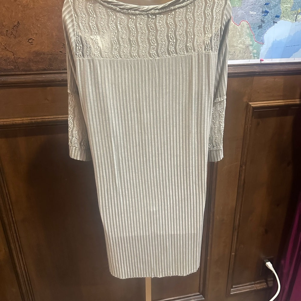 NWOT SIZE L POL Light Gray Lace Sleeve Tunic