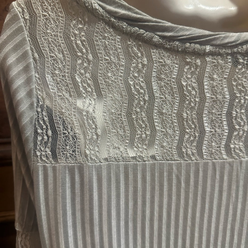NWOT SIZE L POL Light Gray Lace Sleeve Tunic