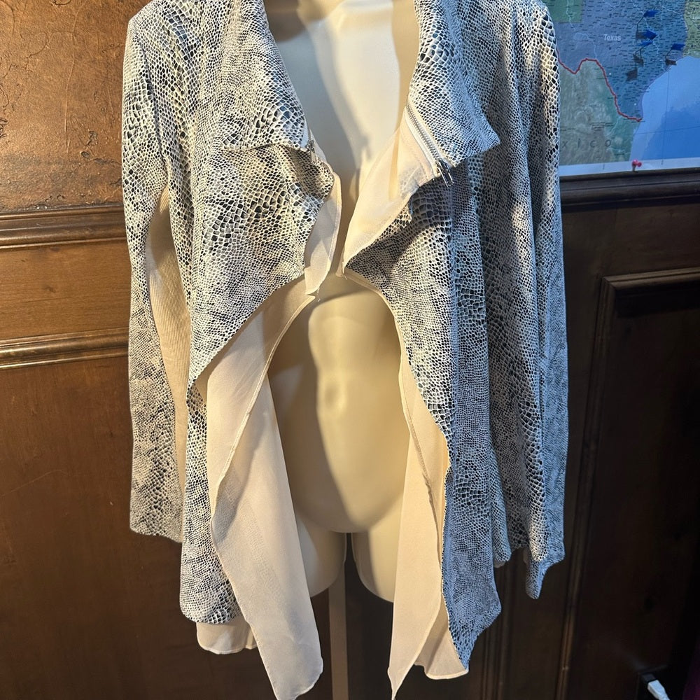 NWT SIZE M Elegant Snakeskin Print Blazer