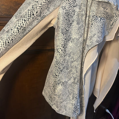 NWT SIZE M Elegant Snakeskin Print Blazer