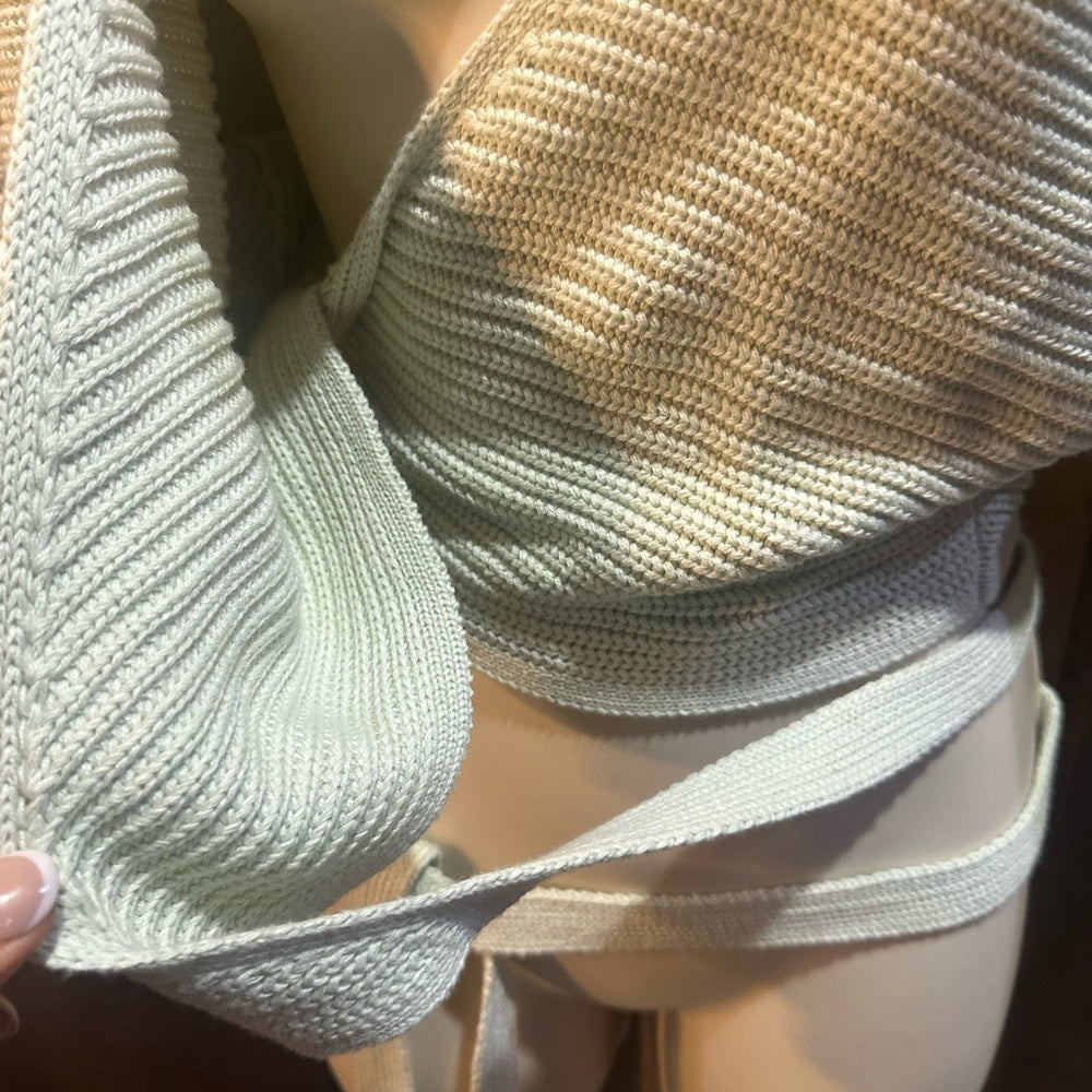 NWT size m 525 America White V-Neck Tie Sweater