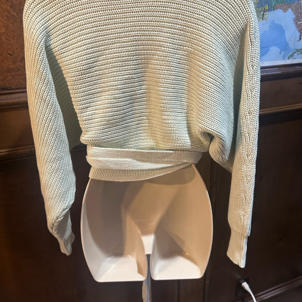 NWT size m 525 America White V-Neck Tie Sweater