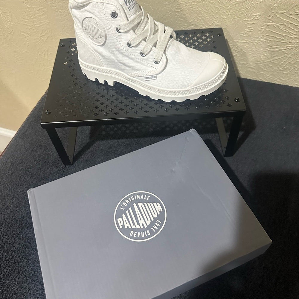 401.402.403.404 NEW SIZE 6/7 Palladium women’s Off-White Lace-Up Boots
