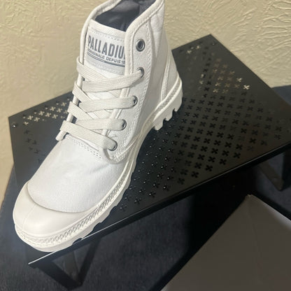 401.402.403.404 NEW SIZE 6/7 Palladium women’s Off-White Lace-Up Boots