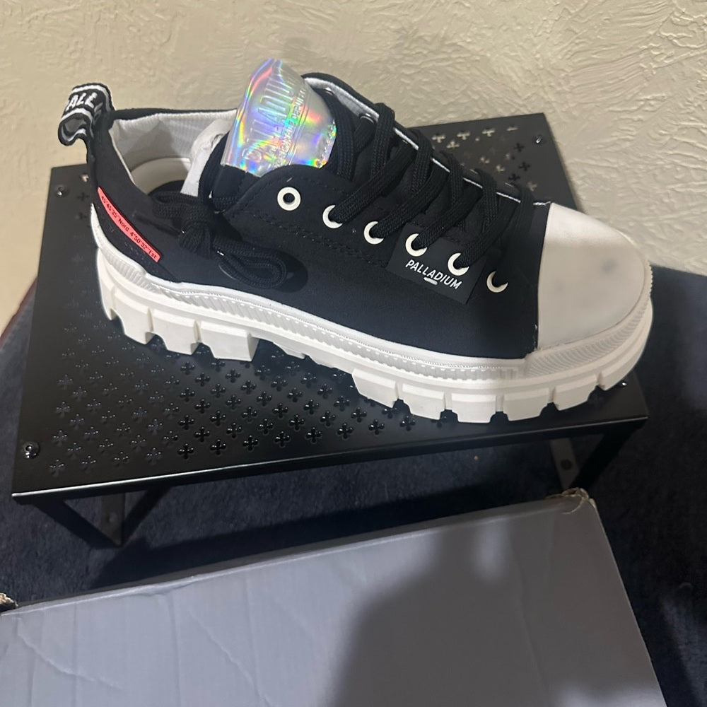 405.406.429. NEW SIZE 7/8.5 Palladium Black and White Women's Sneakers