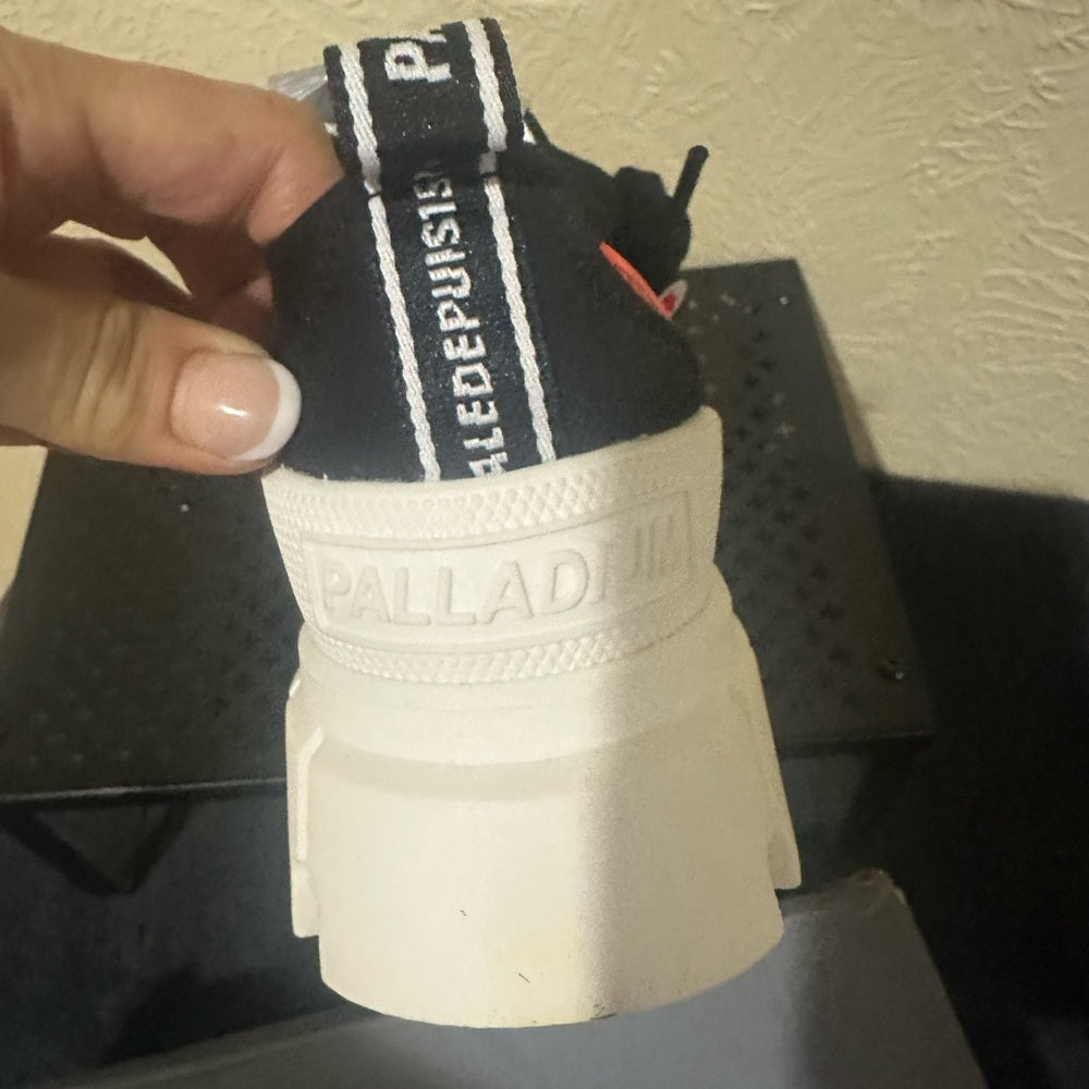 405.406.429. NEW SIZE 7/8.5 Palladium Black and White Women's Sneakers