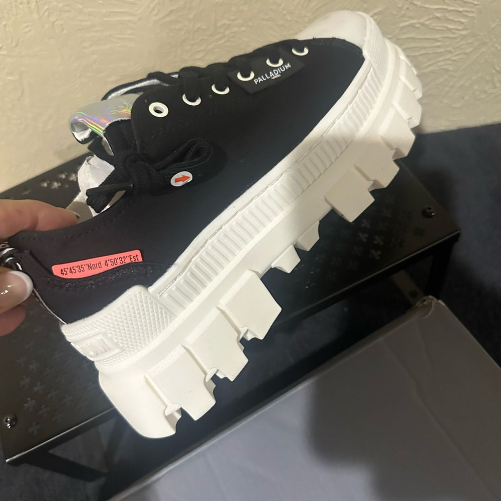 405.406.429. NEW SIZE 7/8.5 Palladium Black and White Women's Sneakers