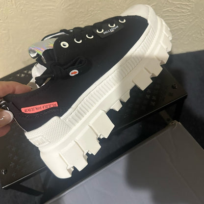 405.406.429. NEW SIZE 7/8.5 Palladium Black and White Women's Sneakers