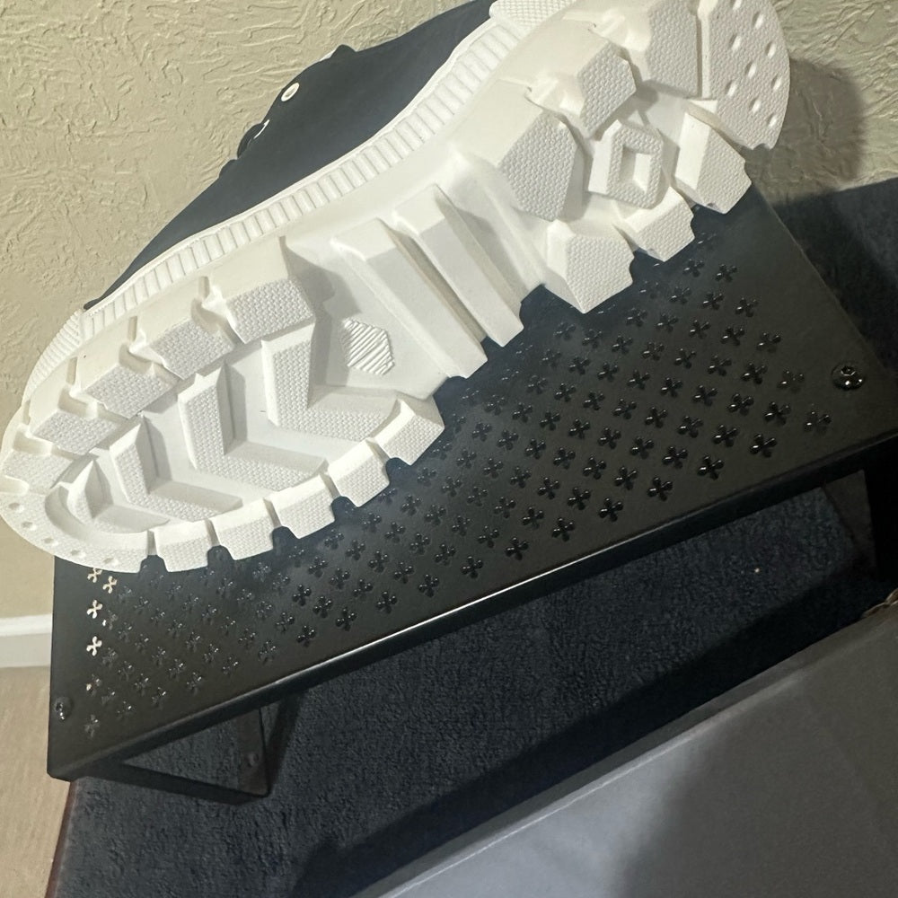 405.406.429. NEW SIZE 7/8.5 Palladium Black and White Women's Sneakers