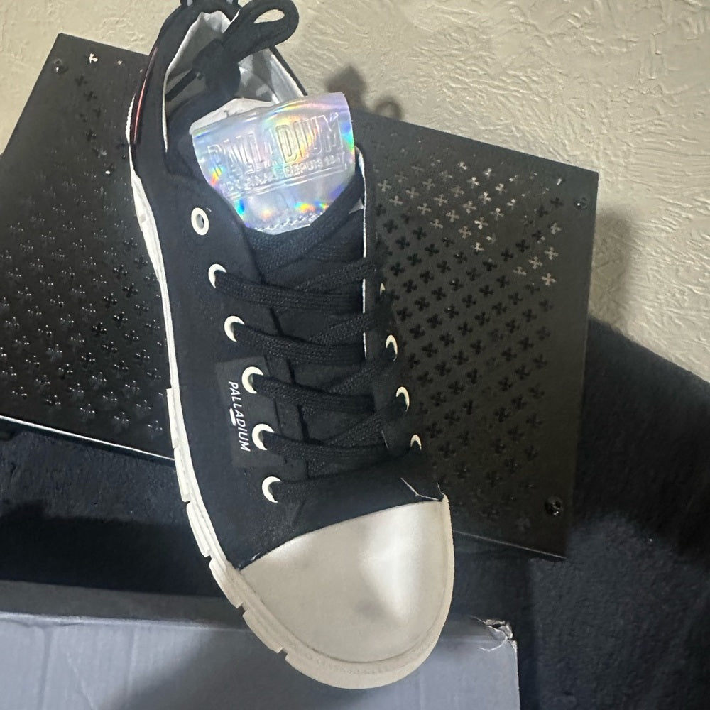 405.406.429. NEW SIZE 7/8.5 Palladium Black and White Women's Sneakers