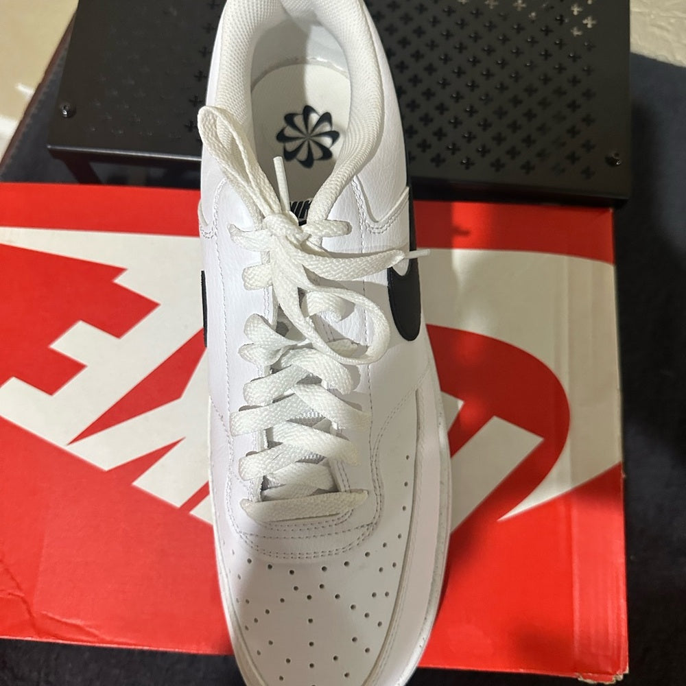 423.NEW SIZE 13 Nike Classic White and Black Low-Tops