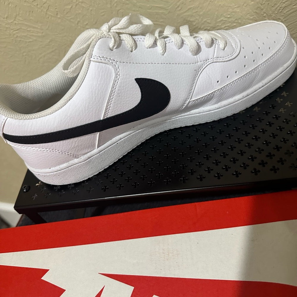423.NEW SIZE 13 Nike Classic White and Black Low-Tops
