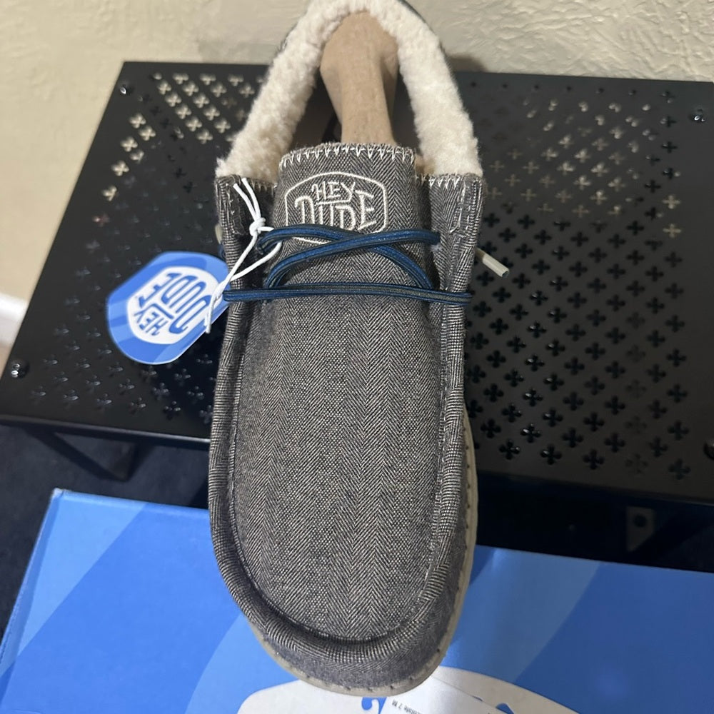 424. NEW SIZE 7 Hey Dude Men's Gray and Tan Loafers