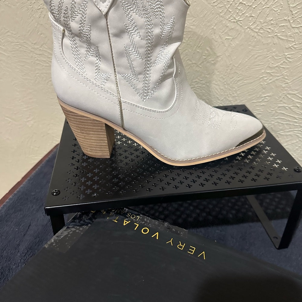 432. NEW SIZE 11 Very Volatile Light Cream Ankle Boots