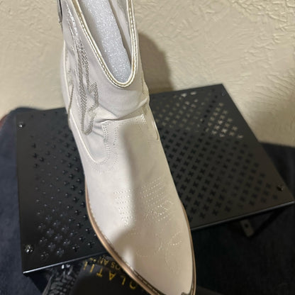 432. NEW SIZE 11 Very Volatile Light Cream Ankle Boots