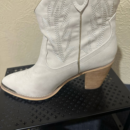 432. NEW SIZE 11 Very Volatile Light Cream Ankle Boots