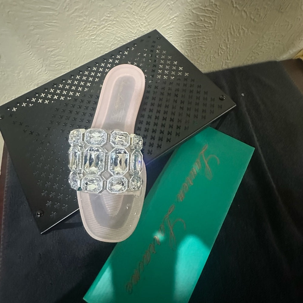 435.437. NEW SUZE 6.5/7 Elegant Clear Sandals with Silver Accents