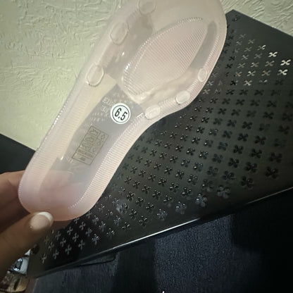 435.437. NEW SUZE 6.5/7 Elegant Clear Sandals with Silver Accents