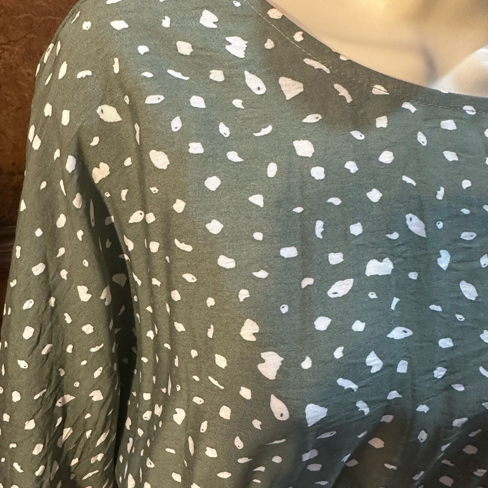 NWOT SIZE XL Chic Green Midi Dress with White Accents