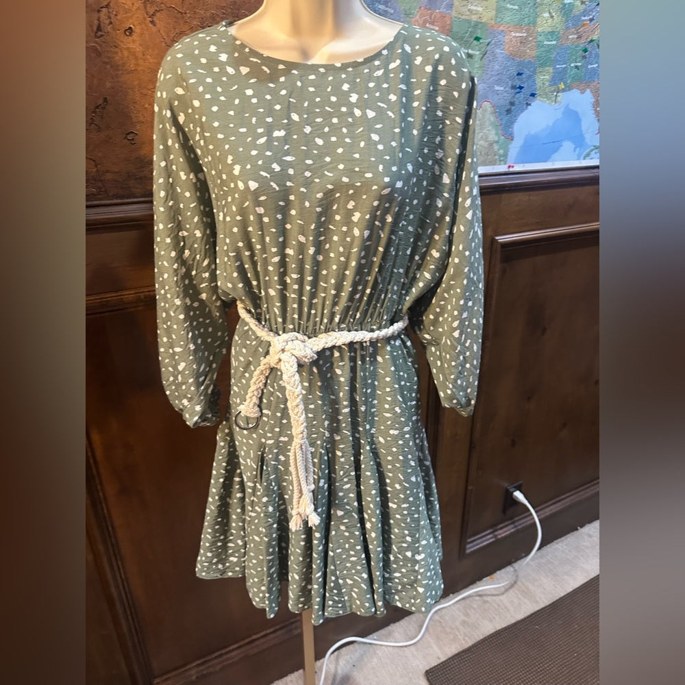 NWOT SIZE XL Chic Green Midi Dress with White Accents