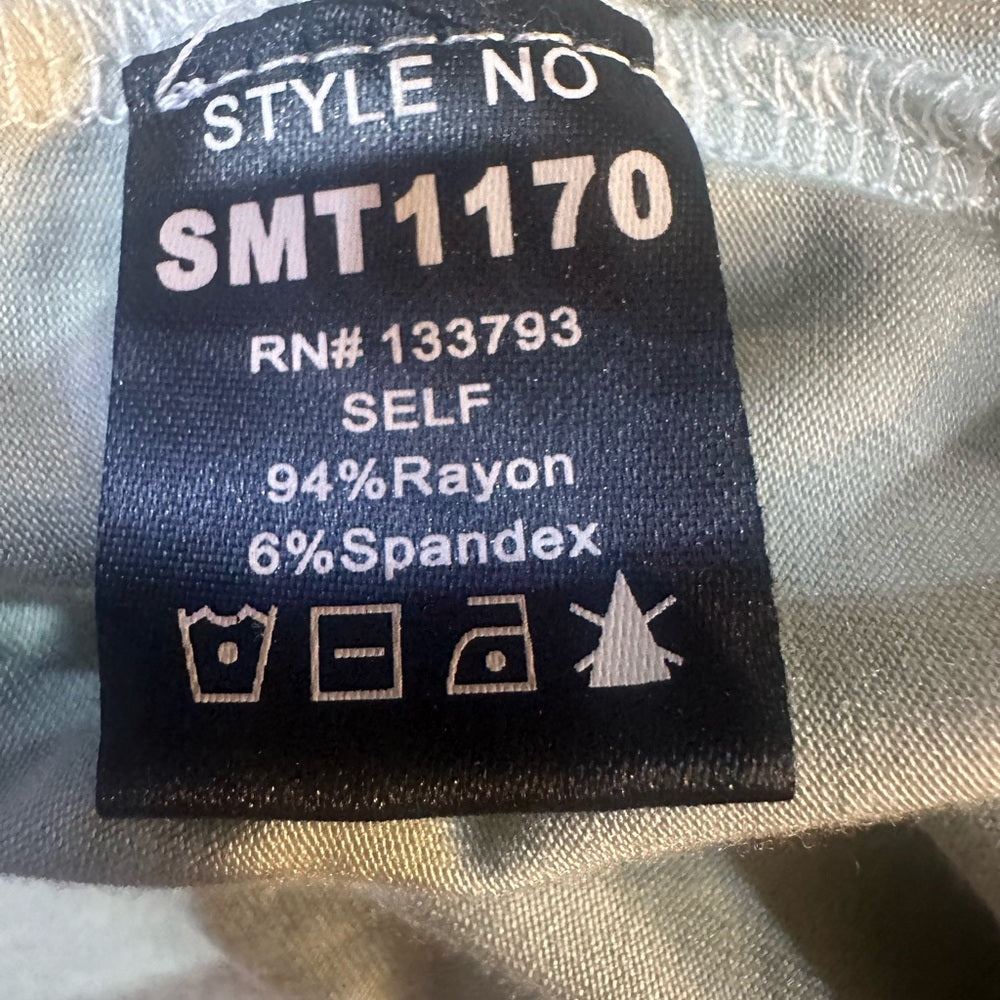 NWOT SIZE S WILL FIT UP TO A L POL Green and White Gradient Short Sleeve Tee