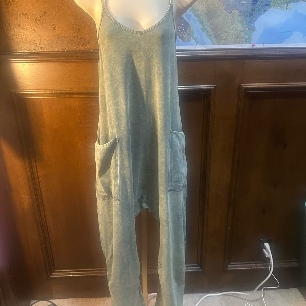 NWOT SIZE S/M will fit up to an XL Zenana Outfitters Green Cropped Jumpsuit