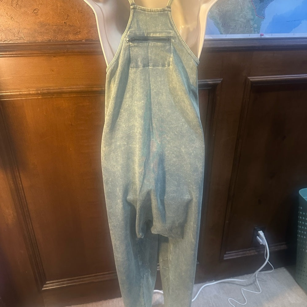 NWOT SIZE S/M will fit up to an XL Zenana Outfitters Green Cropped Jumpsuit