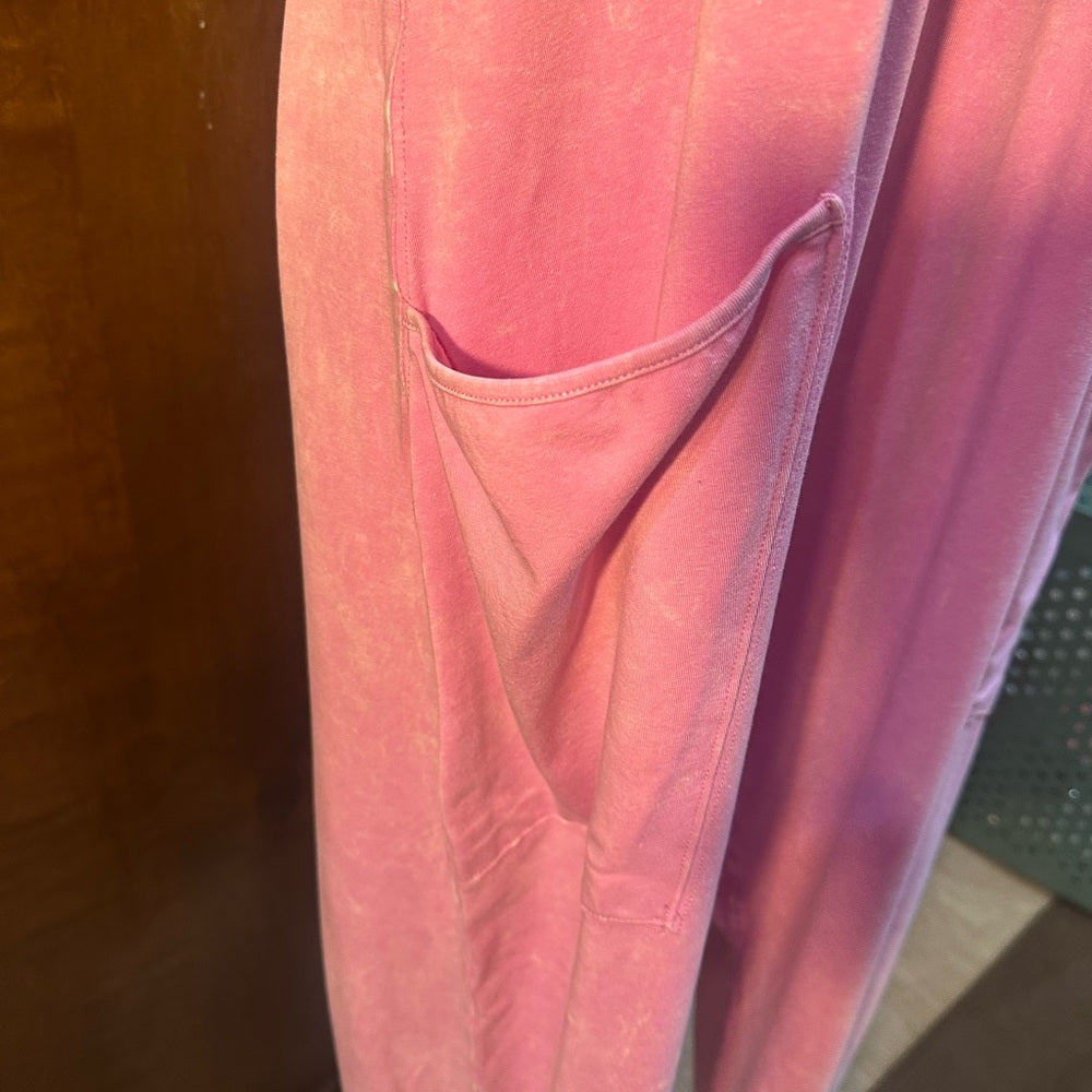 NWOT SIZE S/M will fit up to XL Zenana Outfitters Pink Cropped Jumpsuit