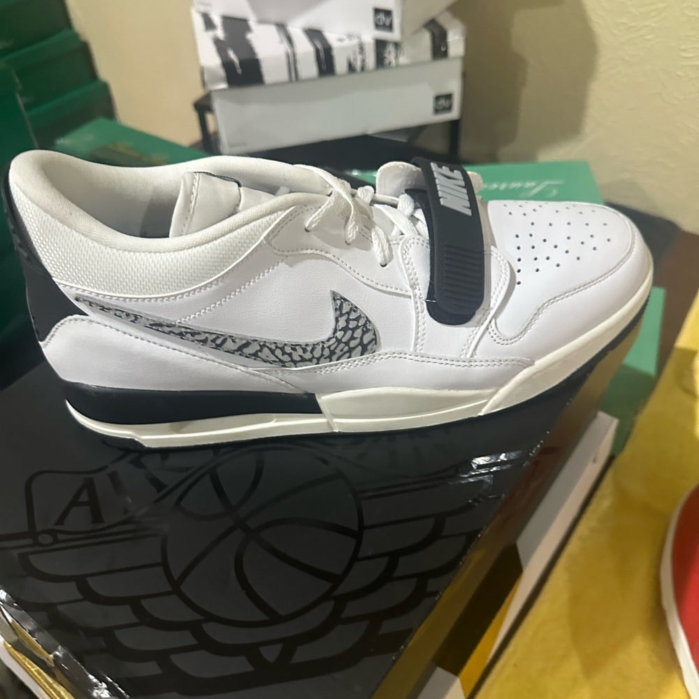 351. NEW SIZE 13 Nike White and Black Sneakers