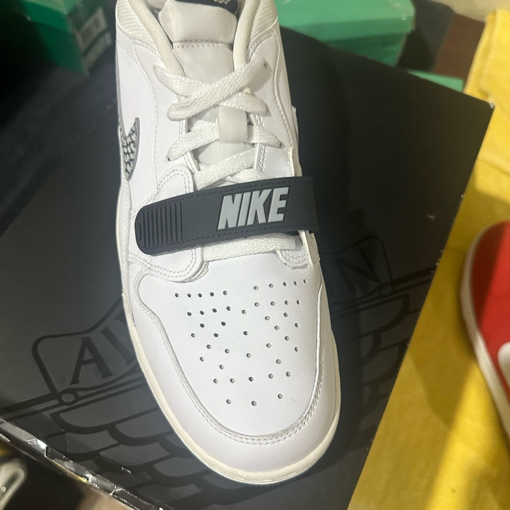 351. NEW SIZE 13 Nike White and Black Sneakers